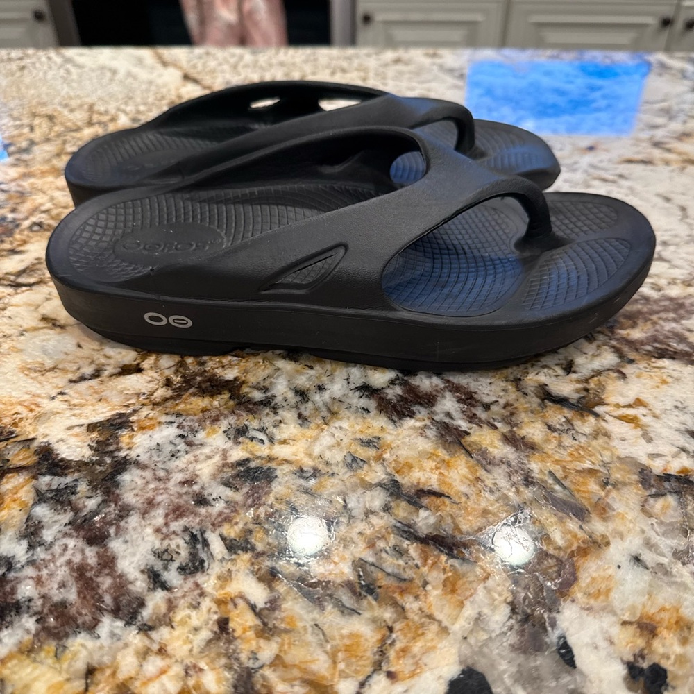 OOFOS Black Recovery Sandals OOlala M5/W7